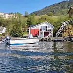 6 Person In Tysse-by Traum
