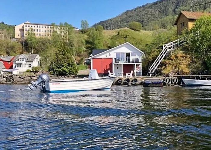 6 Person In Tysse-by Traum